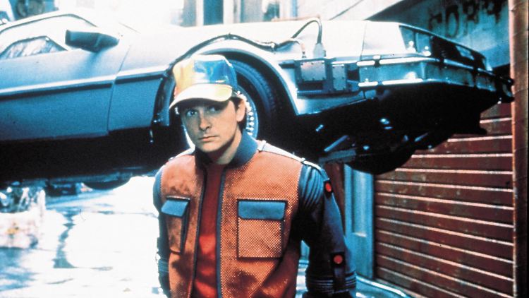 Der Held aus der Filmreihe "Zurück in die Zukunft": Marty McFly vor der Zeitmaschine, einem umgebauten DeLorean.