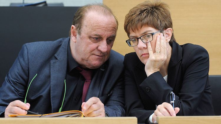 Der saarländische CDU-Innenminister Klaus Bouillon mit seiner Chefin, Ministerpräsidentin Annegret Kramp-Karrenbauer.