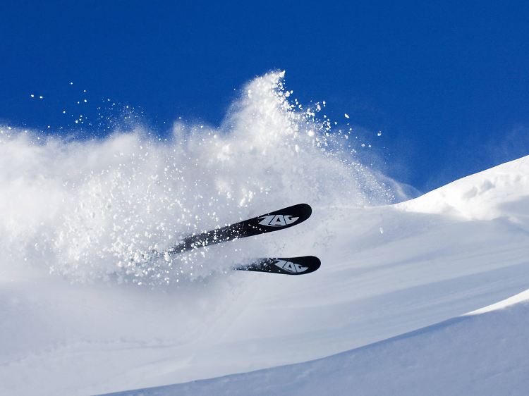 Skifahren steht meist in keinem inneren oder sachlichen Zusammenhang mit der versicherten Tätigkeit eines Angestellten.