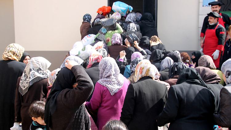 Immer mehr Syrier drängen in die Flüchtlingslager in der Türkei.
