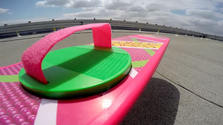 Ein Hoverboard wie im Film: So weit wie im Werbeclip von Universal sind wir heute leider noch nicht. 