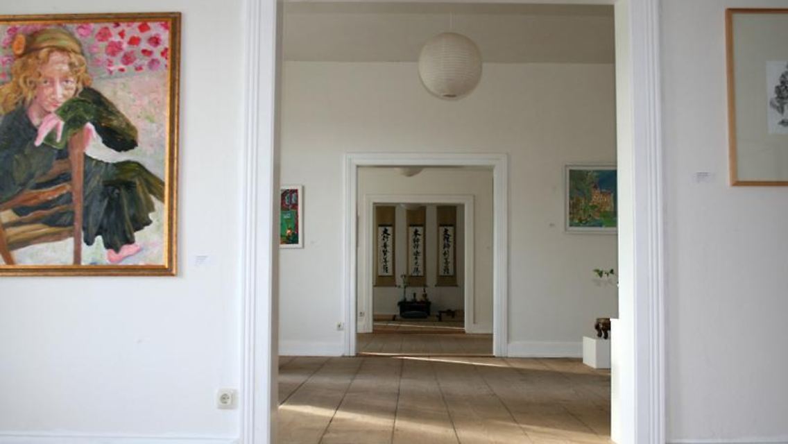 Deutsch-japanische Begegnungsstätte für Künstler und Kunstinteressierte: In Schloss Mitsuko ist japanische Kalligraphie zu sehen. Gezeigt werden aber auch japanische Grafik oder traditionelle Kimonos.