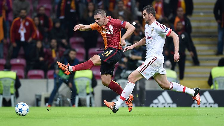 Podolski schießt zum 2:1.