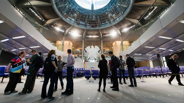 Tag der offenen Tür im Berliner Reichstagsgebäude: Über die Geschäftsführer der Fraktionen können sich Lobbyisten schnell und diskret Zugang verschaffen.