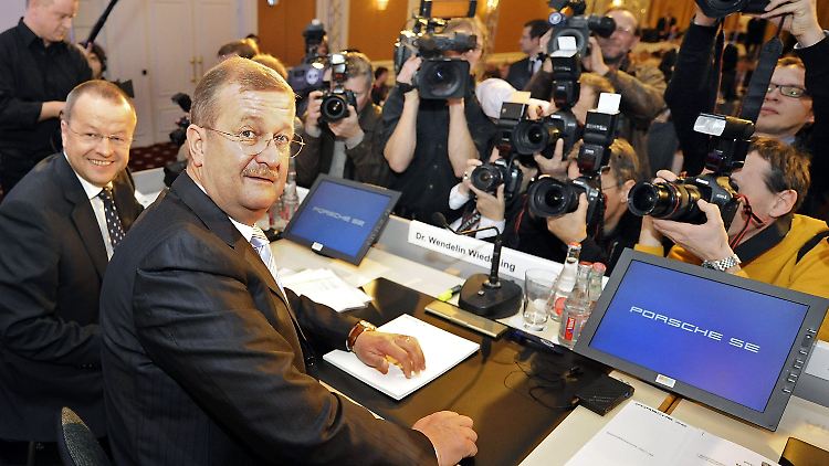 Rückblick in den November 2008: Der damalige Porsche-Chef Wendelin Wiedeking und Porsche-Finanzvorstand Holger Härter (l.) stellen sich vor der Bilanz-Pressekonferenz den Fotografen.