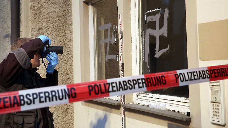 Hakenkreuze an einer Notunterkunft für Flüchtlinge in Riedlingen (Baden-Württemberg).