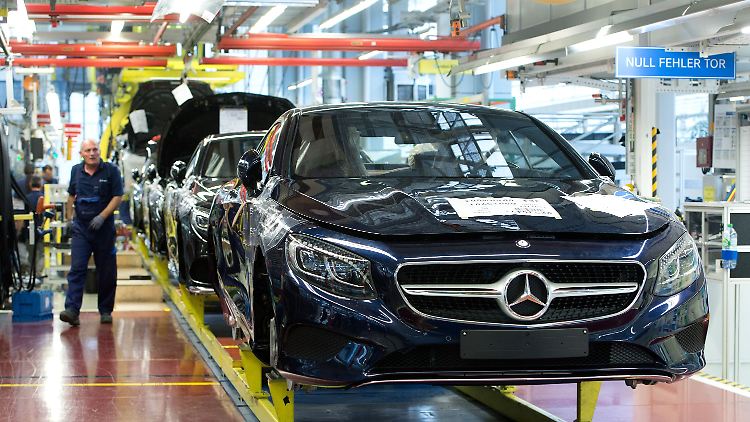 "Null-Fehler-Tor" im Mercedes-Benz Werk in Sindelfingen: Daimler-Mitarbeiter schrauben an Fahrzeugen der S-Klasse (Archivbild).