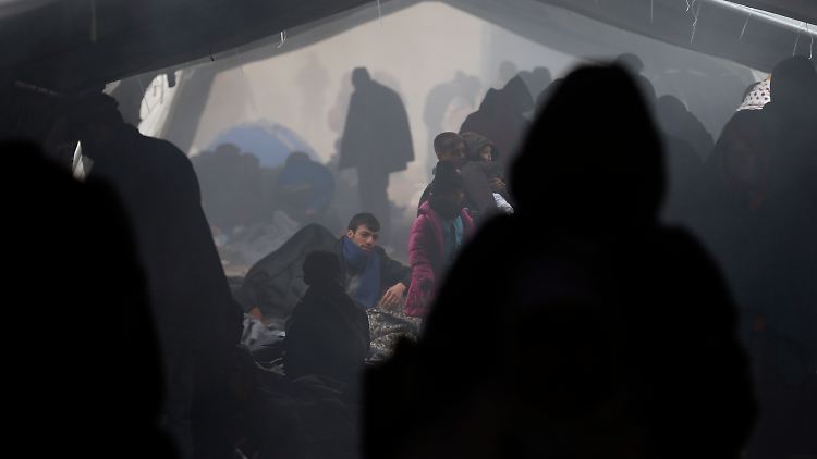 In Zelten ruhen sich diejenigen aus, die es bis ins serbische Berkasovo geschafft haben.