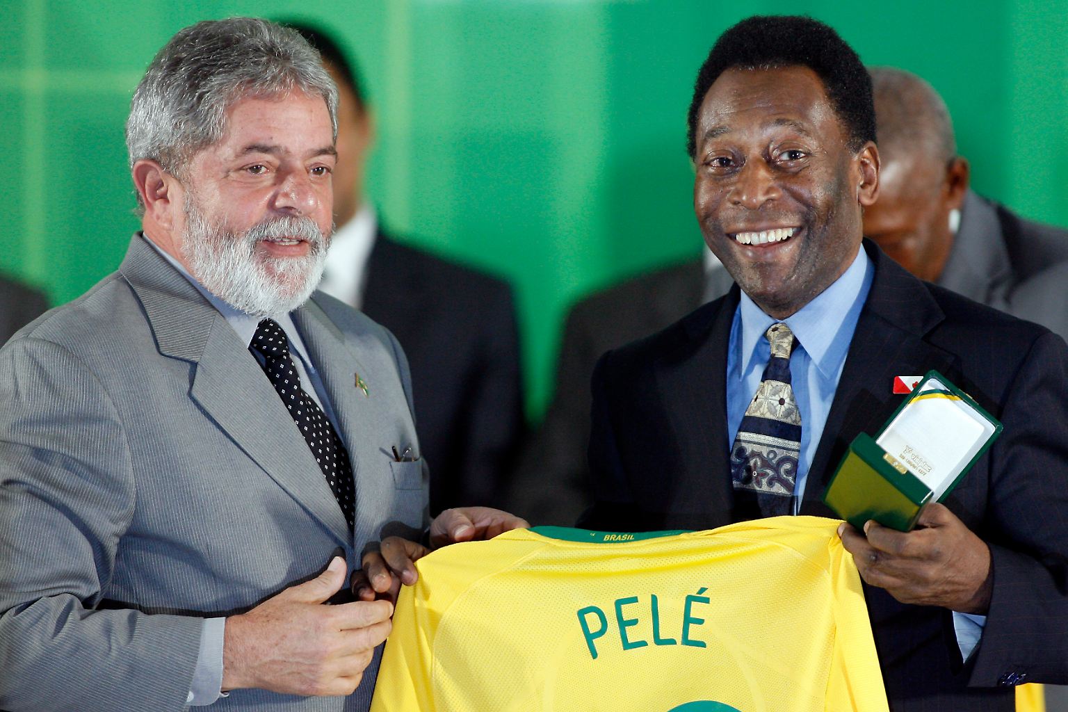 Hundertfach hat Pelé schon ein Trikot mit der Nummer 10 und dem Schriftzug seines Namens geschenkt bekommen. 