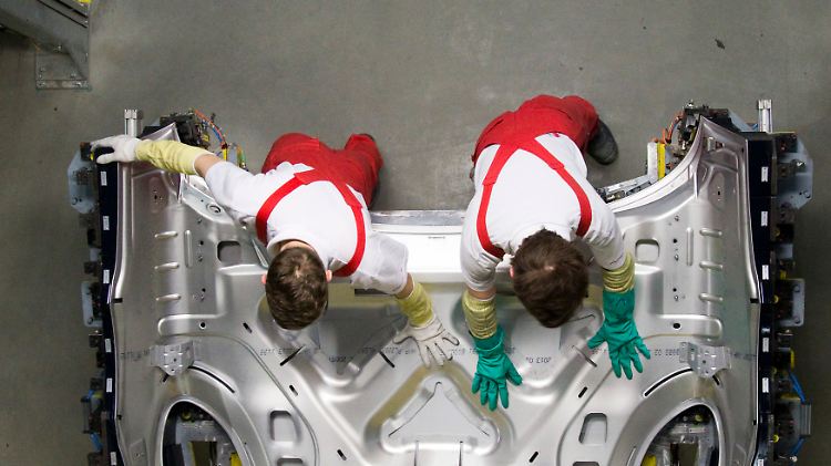 Transportrobotor, die sich mit der Fertigungsstraße "absprechen": Das Thema "Industrie 4.0" könnte die deutsche Industrie von Grund auf verändern.
