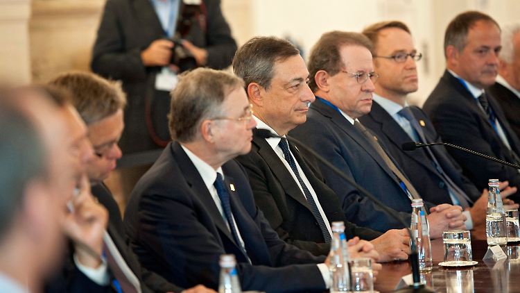 Tief im Süden des gemeinsamen Währungsgebiets: In Valetta, der Hauptstadt Maltas, berät EZB-Chef Draghi mit seinen Kollegen das weitere Vorgehen.