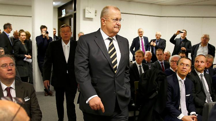 Wendelin Wiedeking tritt im Gerichtssaal selbstsicher und gut gestimmt auf. 