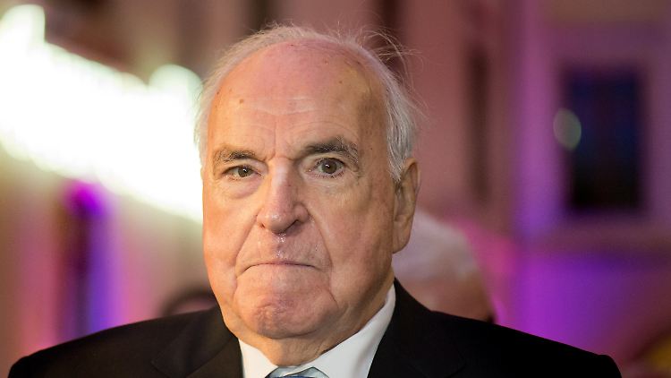 Helmut Kohl am 19.12.2014 bei der Festveranstaltung in Dresden. Nach einem halben Jahr im Krankenhaus ist er nun wieder zuhause.