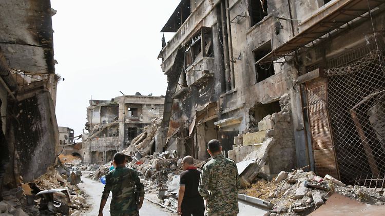Infolge der russischen Luftangriffe und einer syrischen Bodenoffensive fliehen Zehntausende Menschen von Aleppo in Richtung Türkei.
