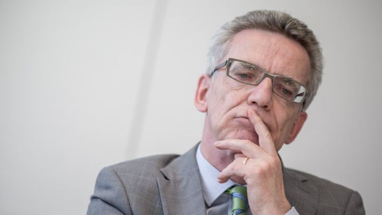 De Maizière will abgelehnte Asylbewerber schneller ausweisen.