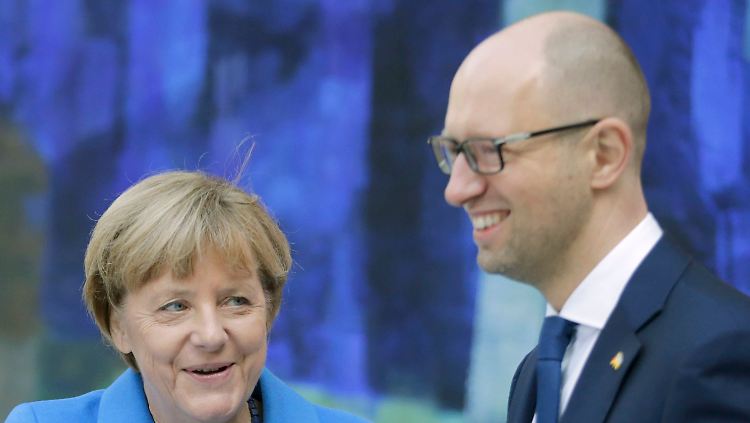 Merkel und Jazenjuk zeigen sich in Berlin bei guter Laune.