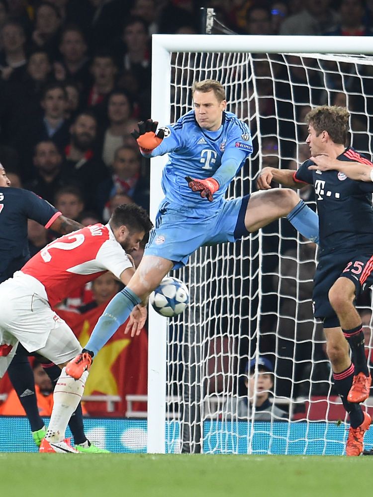 Ein Patzer, so selten wie ein Trainer-Engagement von Lothar Matthäus in der Bundesliga: Manuel Neuer gegen den FC Arsenal.