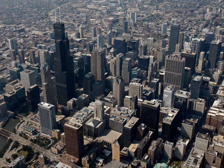 Chicago aus der Luft: Kennzahlen wie die hohe Arbeitslosigkeit werfen Schlaglichter auf die Lage der wichtigsten Standorte im Gewerbeimmobilienmarkt USA.