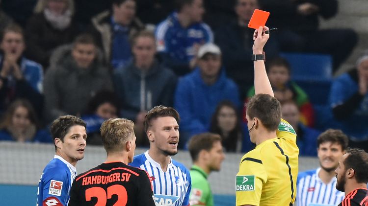 Schiedsrichter Daniel Siebert zeigt Hoffenheims Ermin Bicakcic in der 68. Minute die rote Karte.