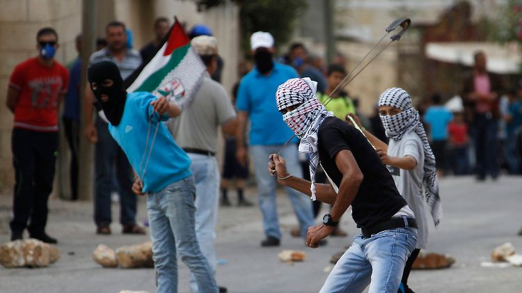 Nahe Nablus warfen Palästinenser Steine auf israelische Polizisten.