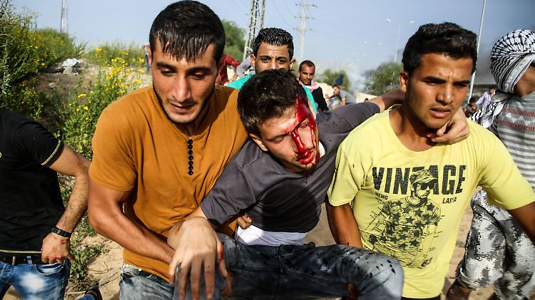 Verletzter Palästinenser nach Zusammenstößten mit israelischen Polizisten am Erez-Übergang.