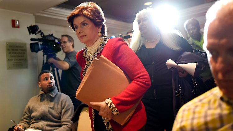Anwältin Gloria Allred (li.) mit Donna Barrett (re.) and Dottye, deren Nachname unbekannt blieb (mi.).