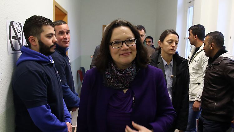 Nahles in einer Erstaufnahmeeinrichtung, in der Flüchtlinge auf eine Berufsberatung warten.
