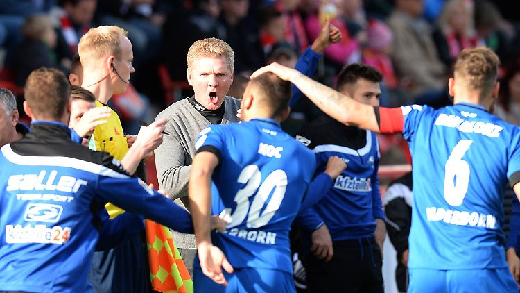 Zweites Spiel, zweiter Sieg: Läuft für Stefan Effenberg beim SC Paderborn.