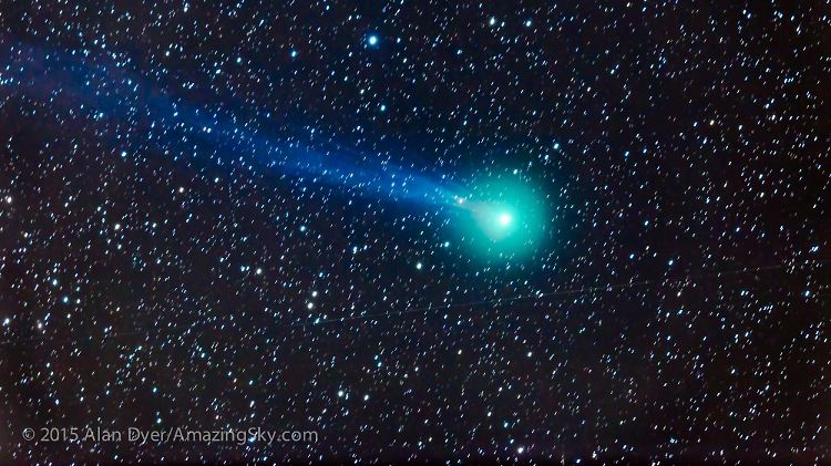 Die Aufnahme zeigt den Kometen Lovejoy (C/2014 Q2) mit weitem Kometenschweif als grünlichen Punkt über der Wüste von Neu Mexiko (USA).