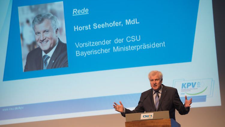 Kein Machtkampf - es gehe um Lösungen: CSU-Chef Seehofer wählt markige Worte.