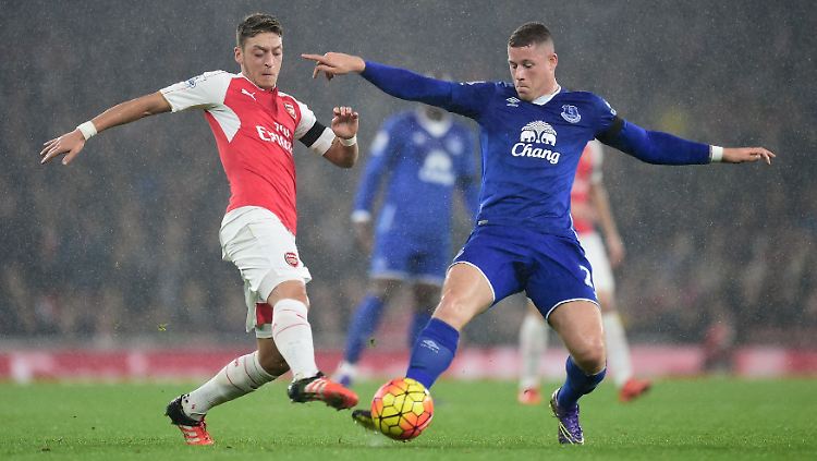 Mesut Özil (l.) erwischt einmal mehr ein en guten Tag - diesmal gegen Everton.