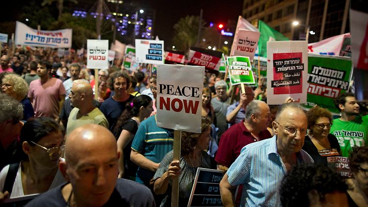 Nach Angaben der Organisation "Peace Now" fanden sich rund 6000 Menschen auf dem Rabi-Platz in Tel Aviv ein.