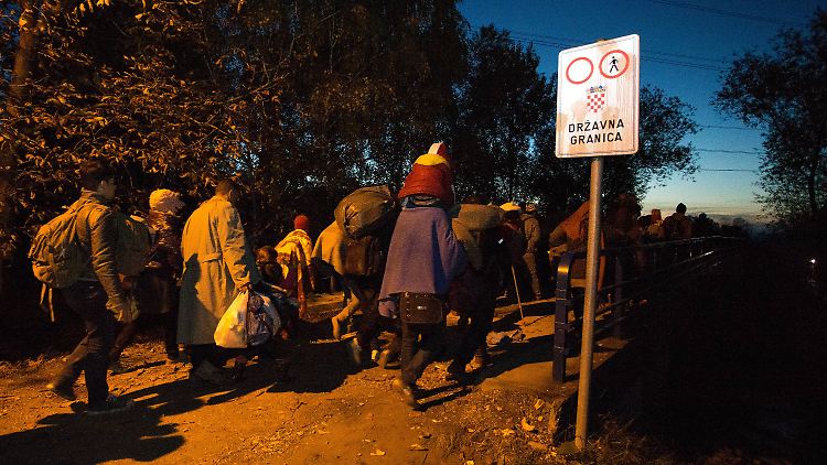 Flüchtlinge auf dem Weg zur kroatisch-slowenischen Grenze.