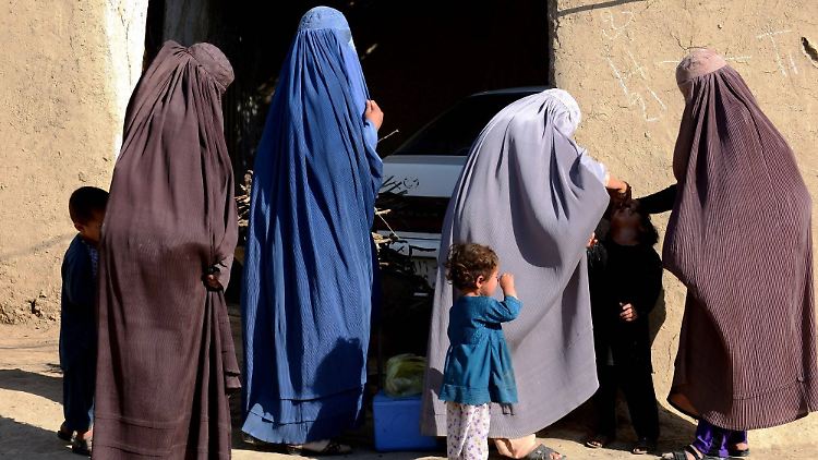 Frauen und Kinder bei der Gesundheitsfürsorge in Kandahar.