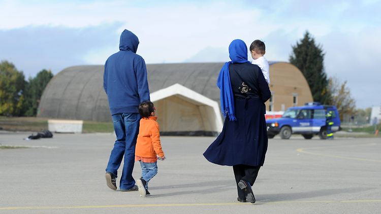 Flüchtlinge in einem Kurzzeitlager im bayerischen Erding.