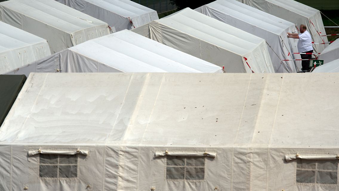 "Wenn die Flüchtlingsströme zurückgegangen wären, hätten wir die Zelte leicht wieder abbauen können", begründet Weiß die Entscheidung.