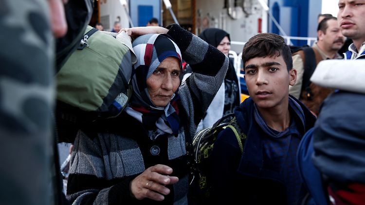 Flüchtlinge kommen in der griechischen Hauptstadt Athen an.