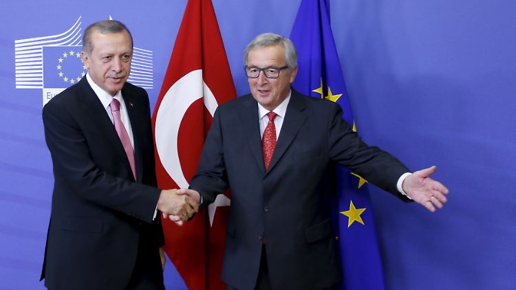 Recep Tayyip Erdoğan (l.) wird in Brüssel hofiert.