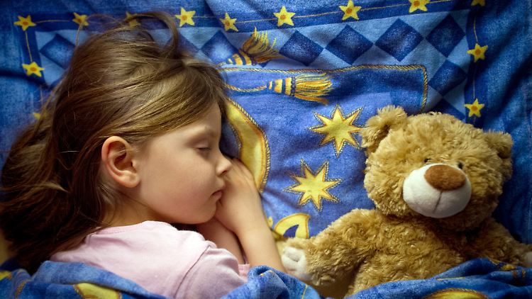 Auch bei Kindern gibt es verschiedene Schlafphasen.