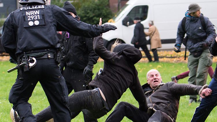 Die Polizei musste Hooligans und Gegendemonstranten voneinander trennen.