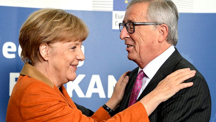 EU-Kommissionspräsident Juncker freut sich, dass Angela Merkel in der Flüchtlingsfrage Herz zeigt.