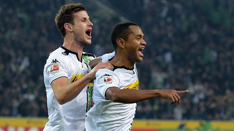 Die Gladbacher Raffael und Havard Nordveit bejubeln den Sieg gegen den Tabellendritten aus Schalke.