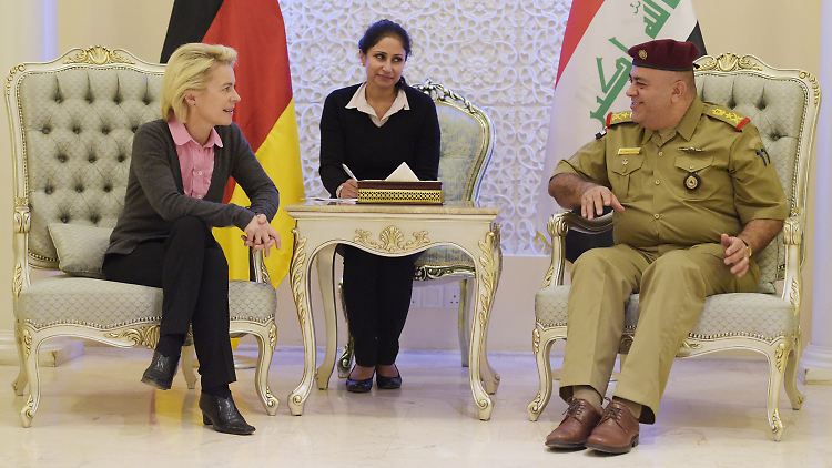 Verteidigungsministerin Ursula von der Leyen unterhält sich nach ihrer Landung im Irak mit dem irakischen Generalleutnant Salah al-Din.