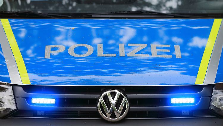 Die Polizei untersucht einen fremdenfeindlichen Hintergrund des Angriffs.