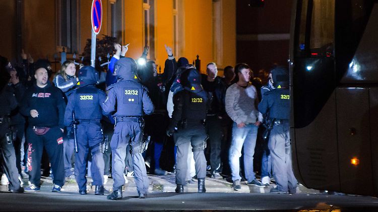 Zwei Hundertschaften waren im Einsatz, um etwa 400 Demonstranten unter Kontrolle zu halten.