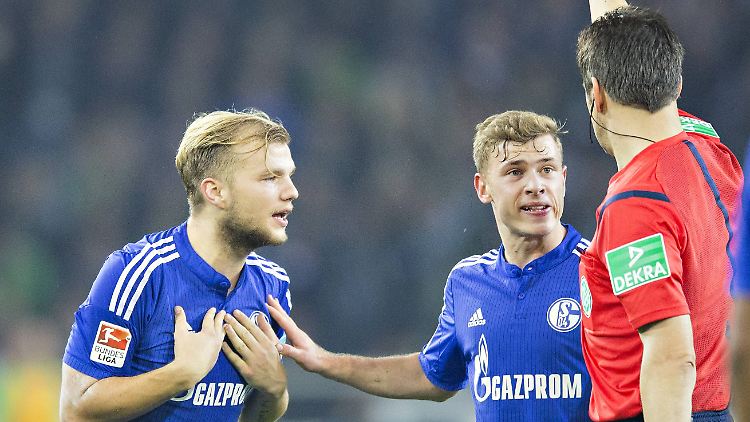 Unstrittig: Wolfgang Stark zeigt dem Schalker Johannes Geis die Rote Karte.
