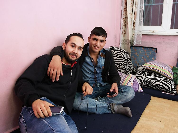 Ali Ibrahim besucht seinen Freund Marwan Barkelo im Istanbuler Viertel Aksaray. Der lebt verhältnismäßig luxuriös, muss sich das Schlafzimmer nur mit vier anderen Flüchtlingen teilen.