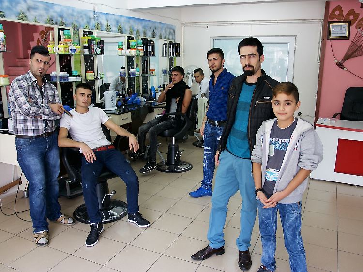Silêman Hasan (2. v.r.) nutzt den Namen eines Türken, um seinen Salon in Yenibosna betreiben zu können.