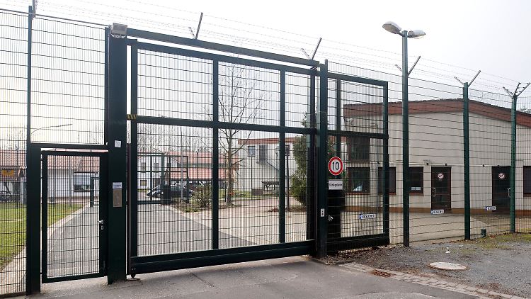 Trotz Sicherheitsmaßnahmen sind fünf Straftäter aus dem Maßregelvollzugszentrum in Brauel geflohen.