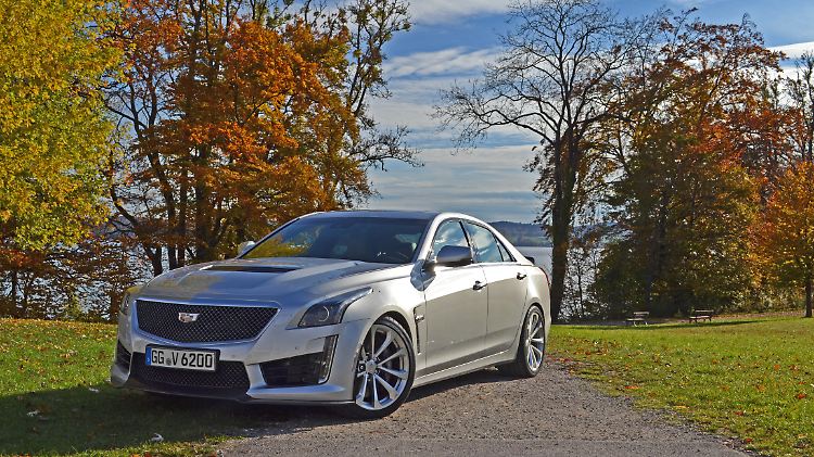 Mit fünf Metern Länge fährt der Cadillac CTS-V ins Oberhaus. Aber mit dem 6,2 Liter V8 aus der Corvette geht es auch in Richtung Super-Sport-Wagen.